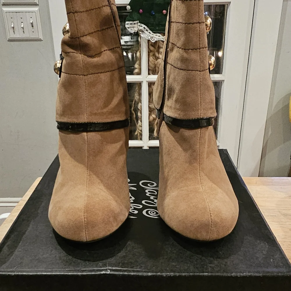 NIB Naughty Monkey Belly Up Tan Ankle Boots w/ Brown Strap & Gold Accents Size 9 - Picture 2 of 10